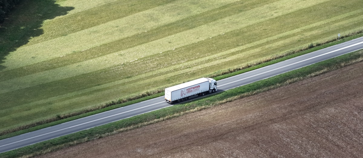 Camion semi-remorque sur une route de campagne, vue aérienne