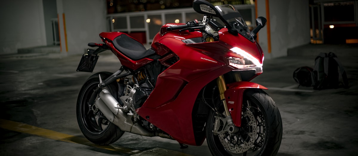 Ducati SuperSport rouge dans un parking