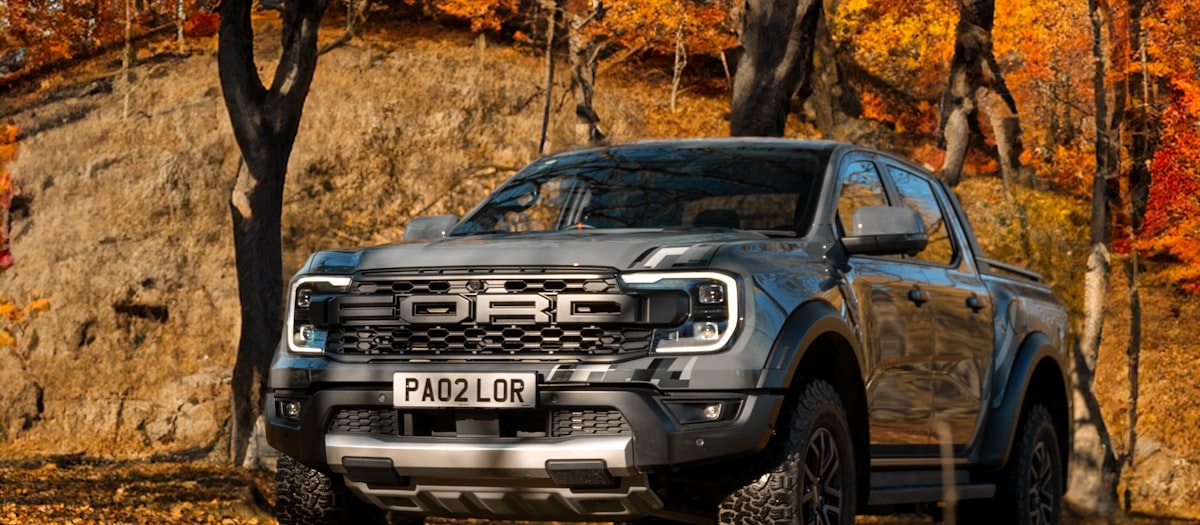 Ford Ranger récent gris en forêt d’automne