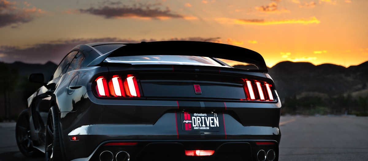 Ford Mustang Shelby au coucher du soleil