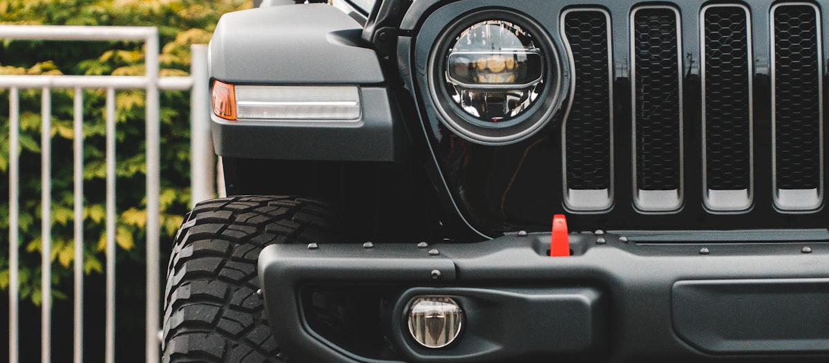 Calandre d’une Jeep Wrangler noire