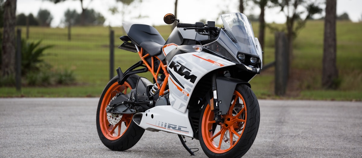 KTM RC blanche et orange stationnée