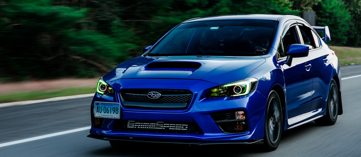 Subaru WRX bleue en mouvement