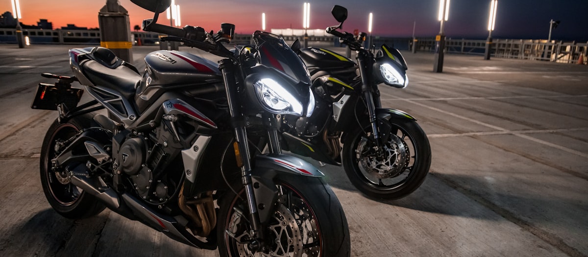 Deux Triumph Street Triple 765 au crépuscule