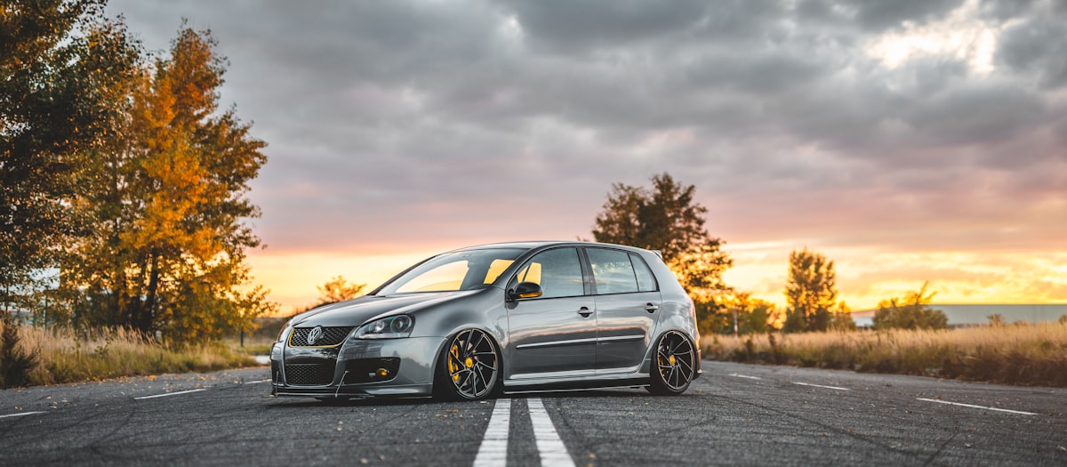 Volkswagen Golf 5 GTI grise sur route